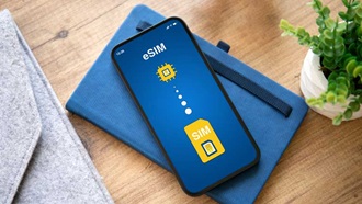 Telemóvel com eSIM em cima de um caderno