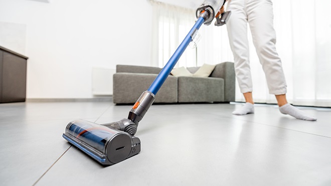 pessoa descalça a aspirar a sala