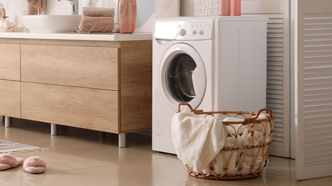 máquina de lavar roupa e cesto de roupa suja 