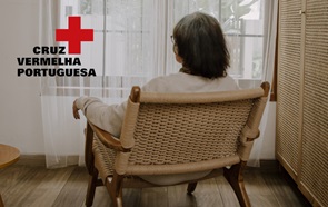 Pessoa sentada num cadeirão