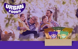 pai e mãe com filhos ao colo