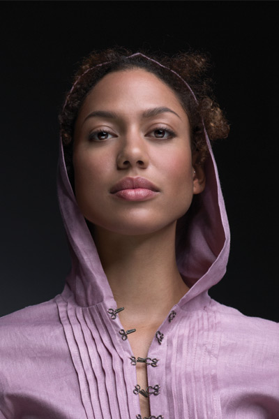 Rapariga a olhar em frente