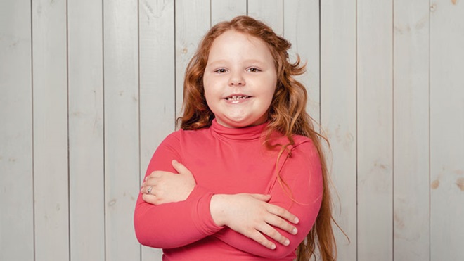 Rapariga com camisola vermelha, com cerca de 10 anos e algum excesso de peso