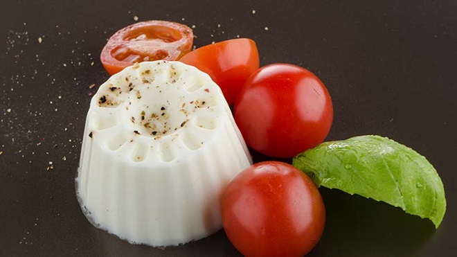 Queijo fresco com tomate cherry e manjericão