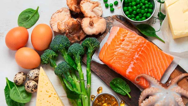 alimentos ricos em vitamina D dispostos sobre uma mesa