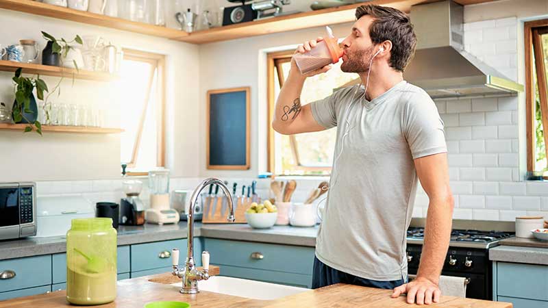 Homem a beber produto proteico