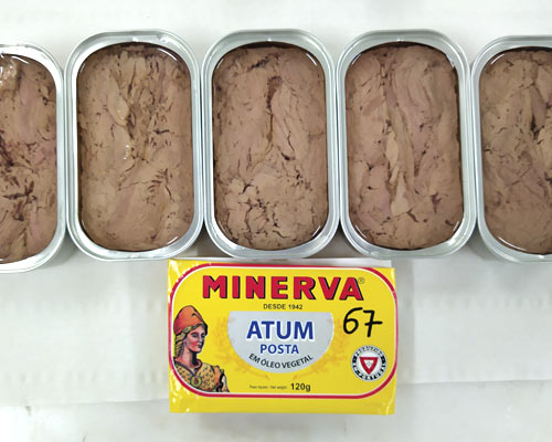 Prova sensorial com cinco amostras de cada marca. É a prova decisiva. Um painel de especialistas faz o exame visual e olfativo e a degustação.