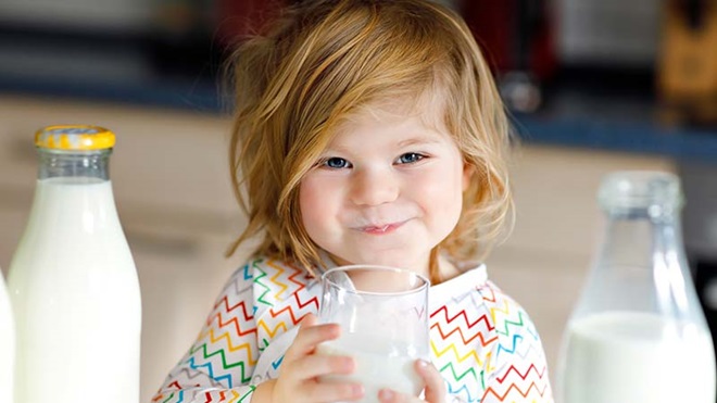 Criança a beber leite