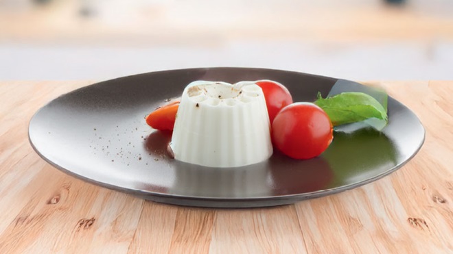 Prato com queijo fresco, manjericão e tomate