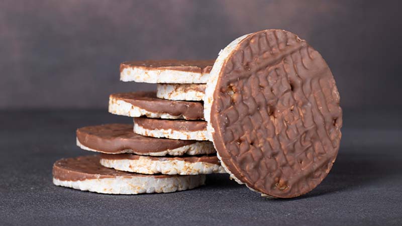 Bolachas de arroz e de milho com cobertura de chocolate