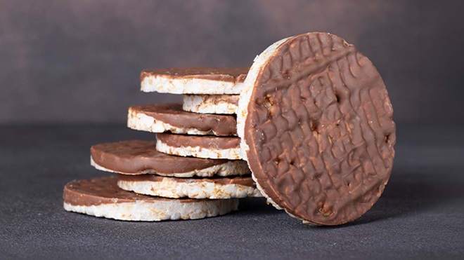 Bolachas de arroz e de milho com cobertura de chocolate