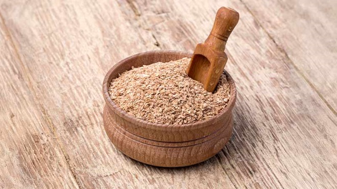 Taça de madeira cheia de farelo de trigo