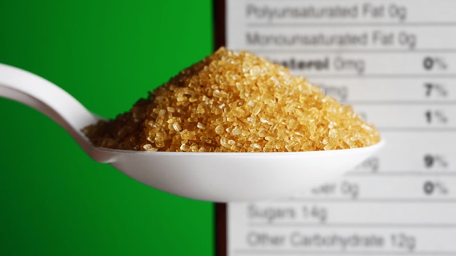 colher de açúcar com rótulo atrás