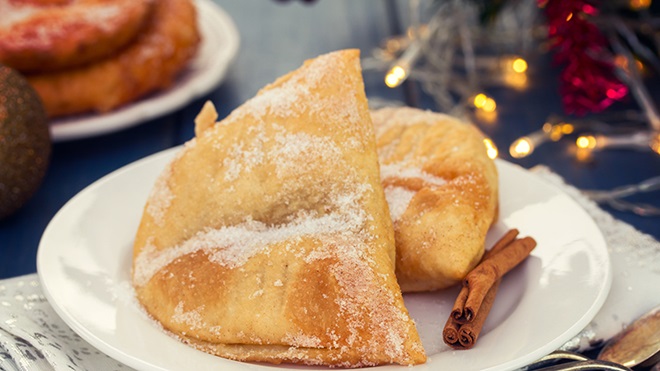 azevias num prato com outros doces de natal ao fundo