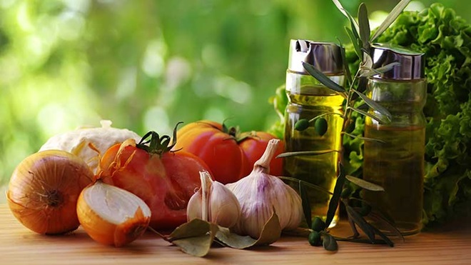 Azeite, tomate, alhos e cebolas
