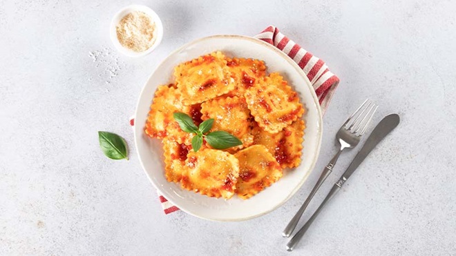 Prato com massa recheada com carne