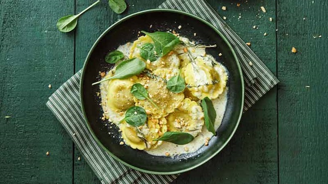 Prato com massa recheada vegetariana