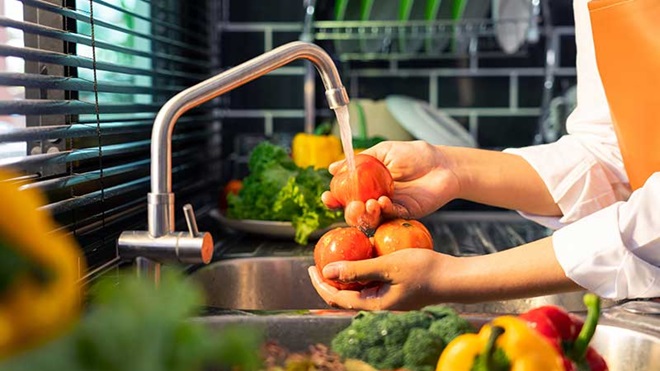 Lavar legumes em água corrente