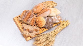 tábua com pães
