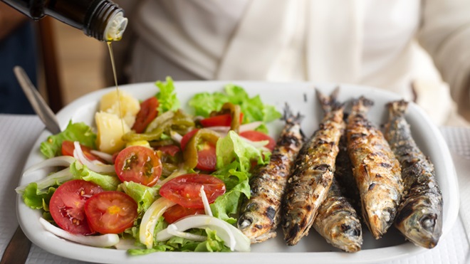 prato de sardinhas assadas com salada