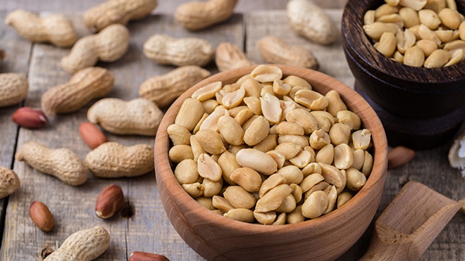 taça com amendoins numa mesa