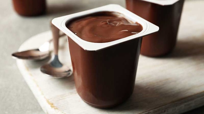 Mousse de chocolate em embalagem de plástico