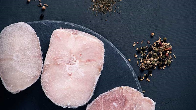 postas de pescada num prato