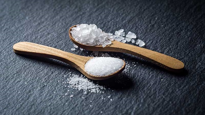Duas colheres de madeira com sal