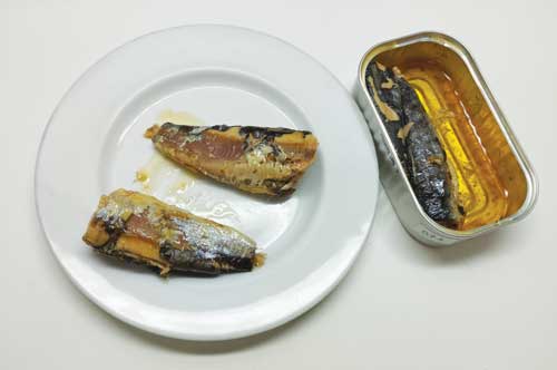 No laboratório, foi realizado um exame visual e olfativo e uma prova, por um júri treinado em análise sensorial de pescado.