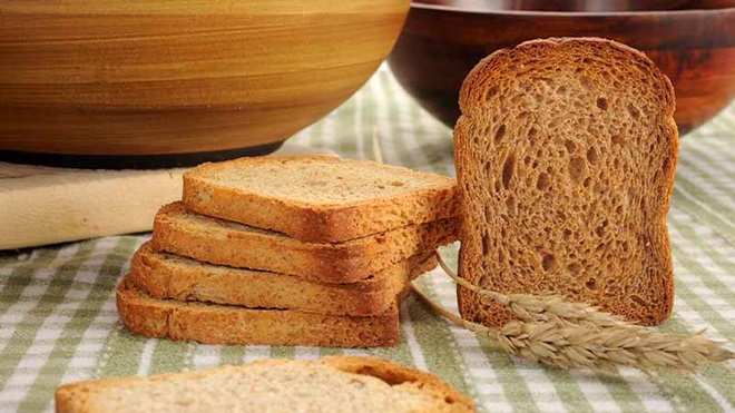 Tostas em cima de uma mesa com toalha aos quadrados