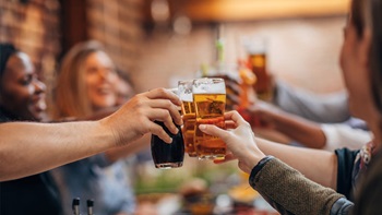 Grupo de pessoas a brincar num restaurante