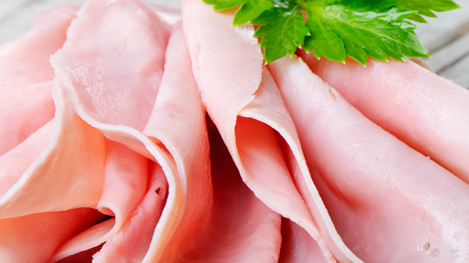 Fatias de fiambre de peru e folha de salsa
