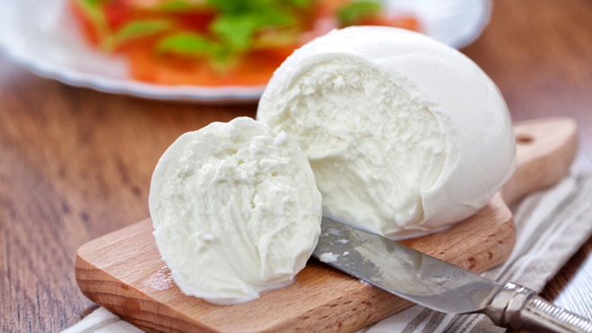 queijo mozarela fatiado numa tábua