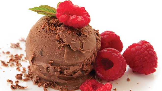 bola de gelado de chocolate com framboesas