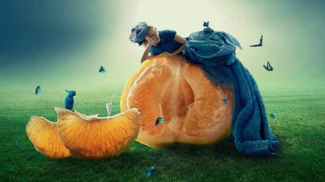 mulher deitada em cima de uma clementina com ar sonhador