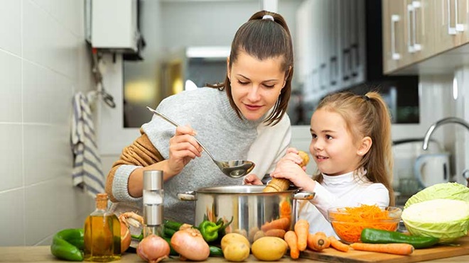 Mãe e filha a fazerem sopa