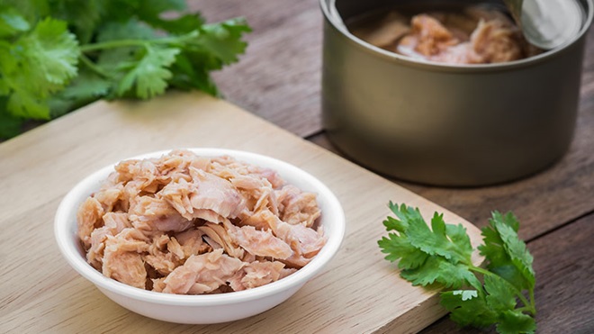 taça com atum de conserva em tábua de mesa