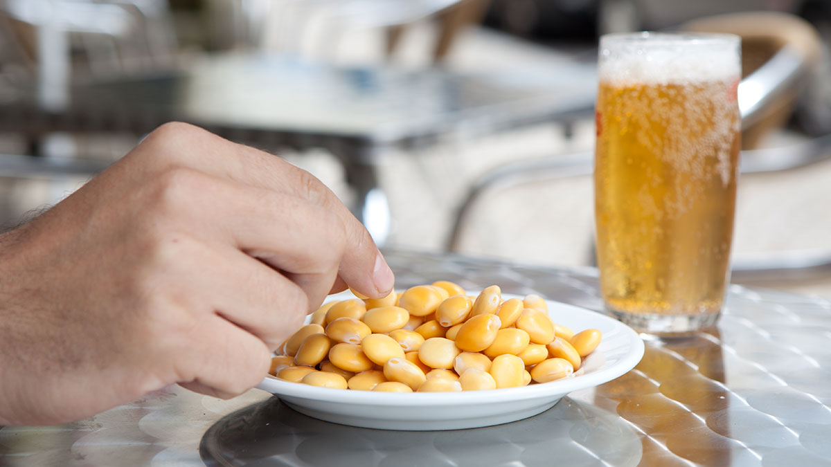pessoa a comer tremoços
