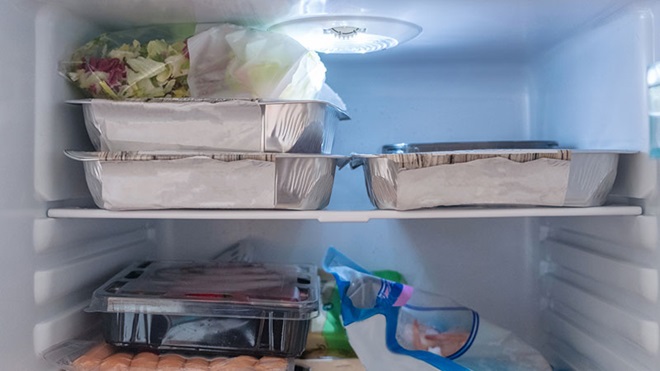 diversas caixas com carne e outros alimentos dentro de prateleira do congelador