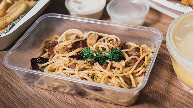 Caixa de plástico com esparguete