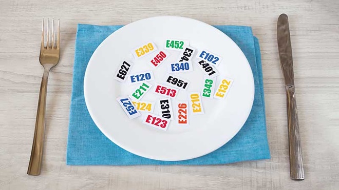 Talheres e prato com papelinhos conceptuais