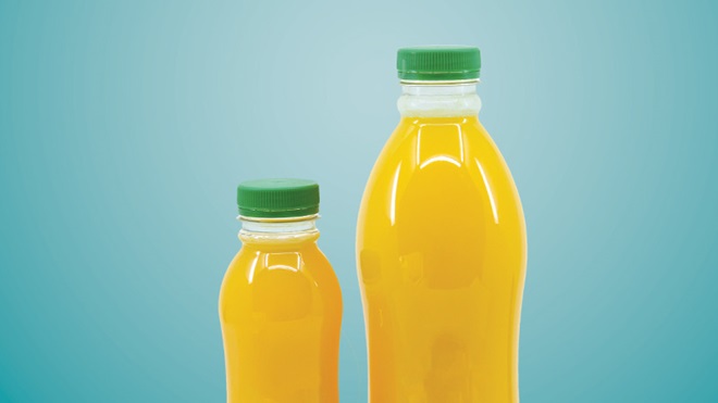 Duas embalagens de refrigerantes com sumo cor-de-laranja, tampas verdes e fundo azul
