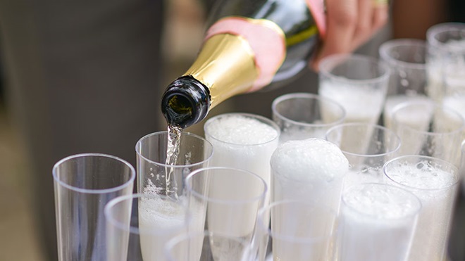 espumante a ser servido em taças