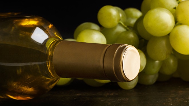 garrafa de vinho e cacho de uvas