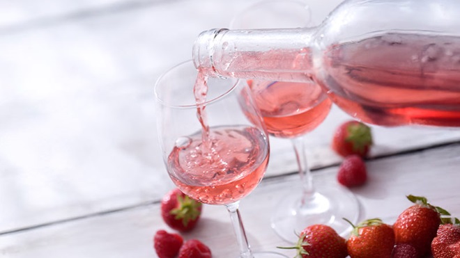 Servir para um copo uma garrafa de Rosé