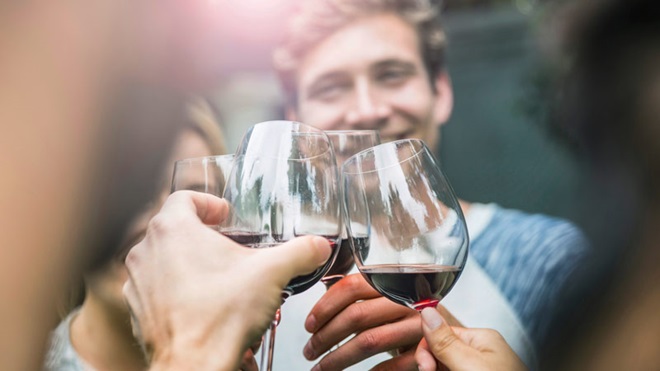 Grande plano de um brinde com copos de vinho com tinto alentejano