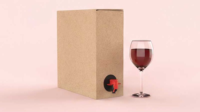 Copo de vinho tinto ao lado de uma caixa de vinho 