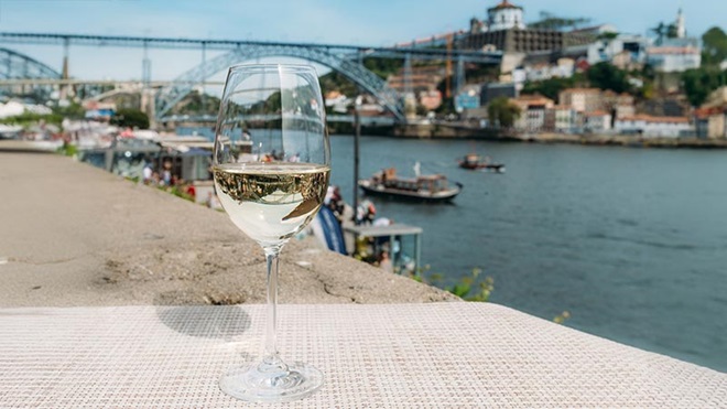 Copo de vinho branco com o rio Douro