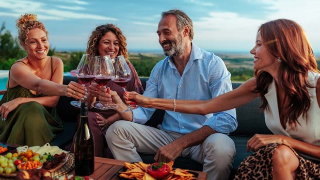 amigos a brindar com vinho tinto