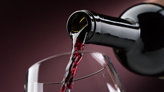 copo e garrafa de vinho tinto